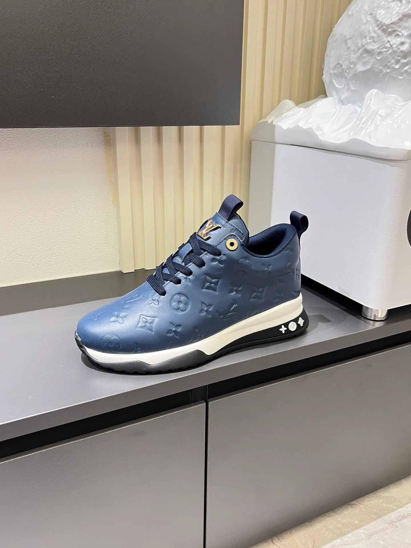 p520 "LOUI* VUITTO*" popular men's casual shoes, genuine development in Italy💯purchasing level quality✔️The upper is made of first-layer cowhide, comfortable and soft sheepskin feet⚡️Fashionable and versatile, the toe last shape is firm and full, and the soles are made from original LV molds and can be freely entered and exited the counter. Light and comfortable on the feet~Purely handmade, details determine quality! Size:39-44!